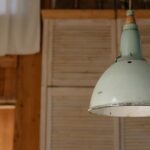 Industrielle Pendelleuchte in modernem Wohnraum, die für stilvolle Beleuchtung sorgt.