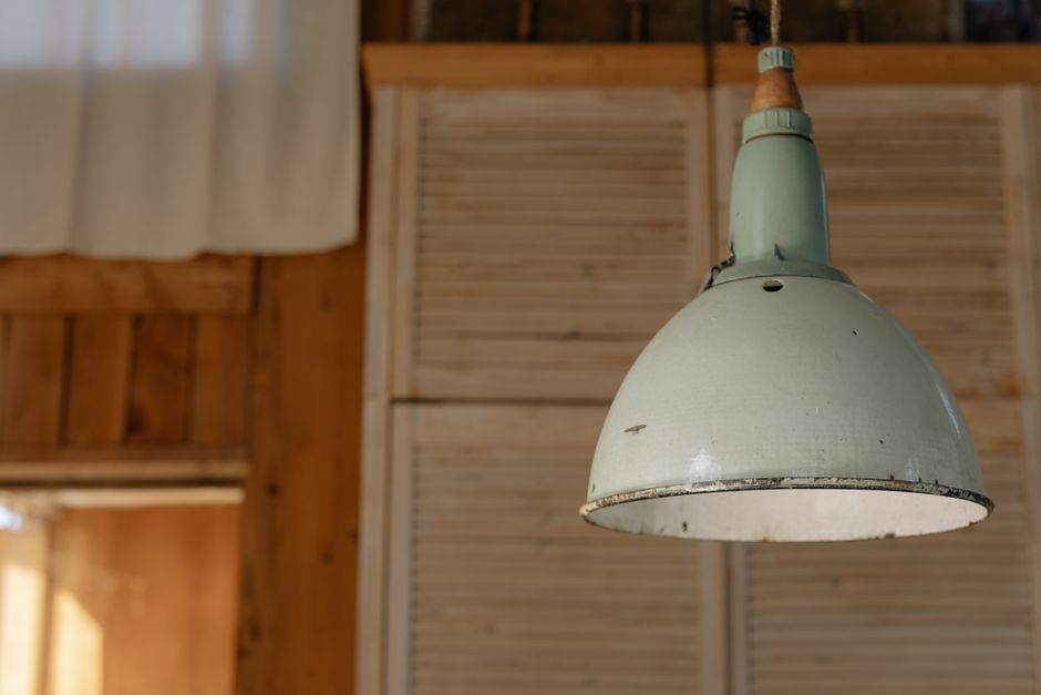 Industrielle Pendelleuchte in modernem Wohnraum, die für stilvolle Beleuchtung sorgt.